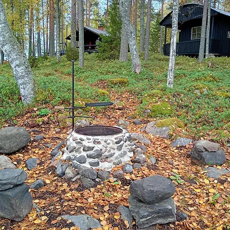 Tunnelmallinen Saarimoekki Viinijaerven Rannalla Alpstuga Outokumpu